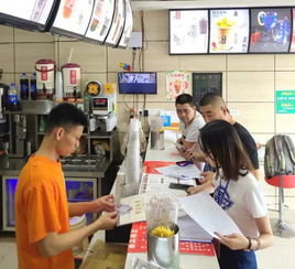 保障網(wǎng)絡(luò)餐飲服務(wù)食品安全，我們?cè)谛袆?dòng)