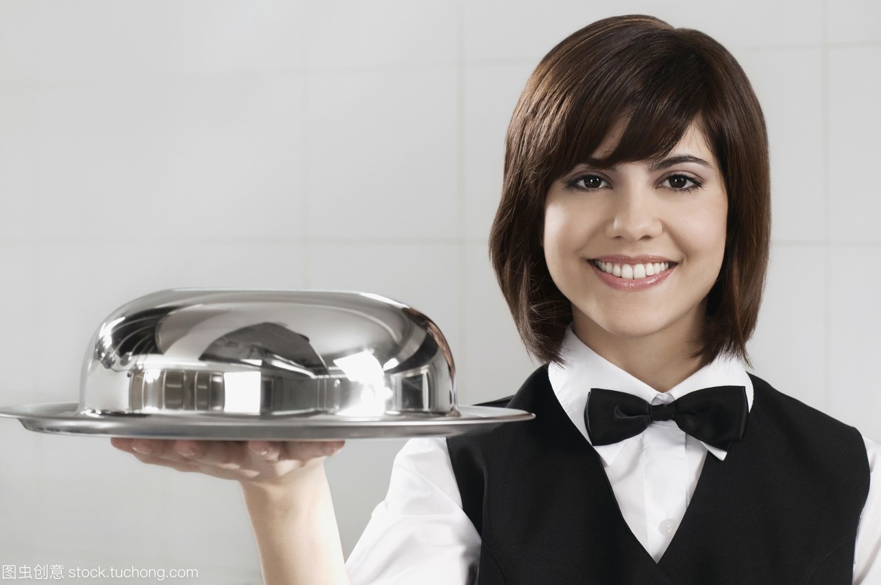 服務(wù)員拿著一個(gè)圓頂?shù)谋P子